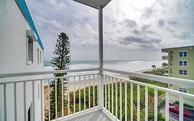 Pet-Friendly Satellite Beach Condo With Balcony!